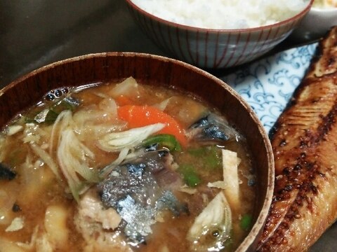 さばの水煮缶を使って、こくうま味噌汁